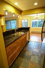 725 9th Ave S in Kirkland, WA - Foto de edificio - Building Photo
