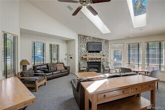 25235 SE Klahanie Blvd, Unit H102 in Sammamish, WA - Building Photo - Building Photo