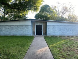 7723 Fondren Rd in Houston, TX - Building Photo