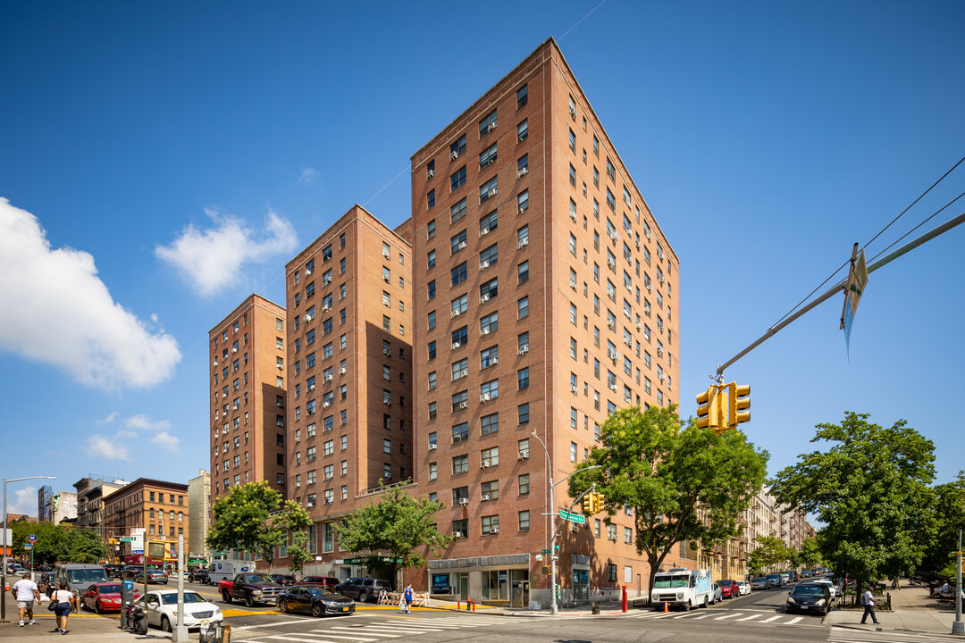 Hillview Towers in New York, NY - Building Photo