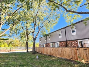 Chez Paree Apartments and Townhomes in Hazelwood, MO - Foto de edificio - Building Photo