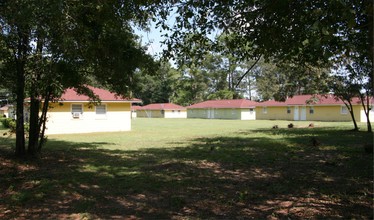 Pine Villa Apartments in Florence, SC - Building Photo - Building Photo