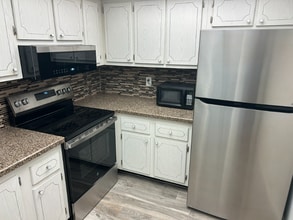255 Dolphin Point in Clearwater, FL - Building Photo - Building Photo