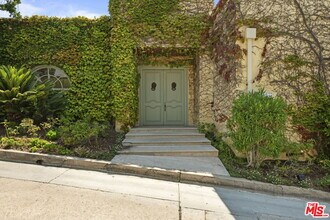 1634 Gilcrest Dr in Beverly Hills, CA - Building Photo - Building Photo