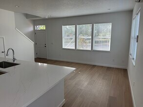 1903 Hawthorne St, Unit A in Forest Grove, OR - Foto de edificio - Building Photo
