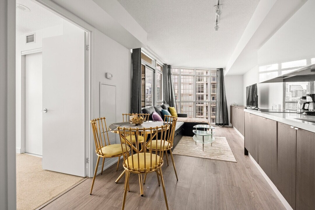 2708 Puente de Luz in Toronto, ON - Building Photo