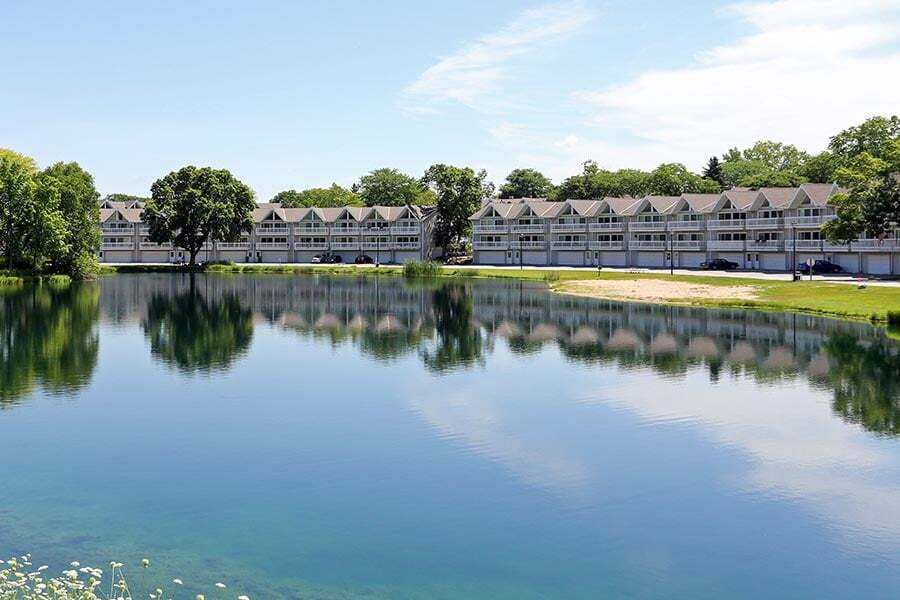 Summit Lake Apartments and Townhomes in Hartland, WI - Foto de edificio