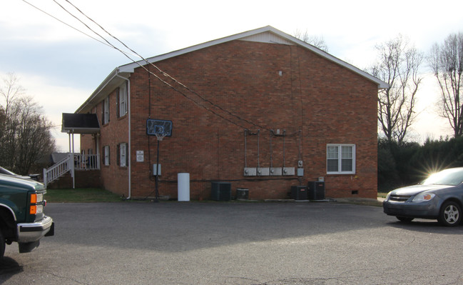 1040 Avondale Dr in Lowell, NC - Foto de edificio - Building Photo