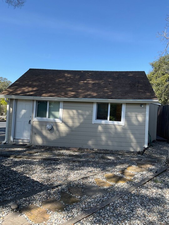 378 Cleveland Ln in Petaluma, CA - Foto de edificio