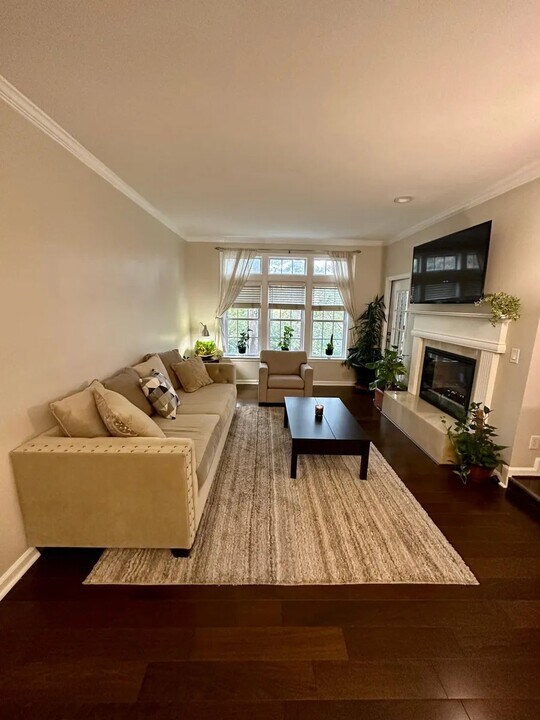 220 Renaissance Pkwy NE in Atlanta, GA - Building Photo