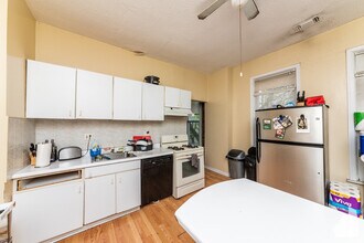 2057 W Roscoe St, Unit 3 in Chicago, IL - Foto de edificio - Building Photo