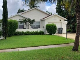 9093 Pine Springs Dr in Boca Raton, FL - Building Photo