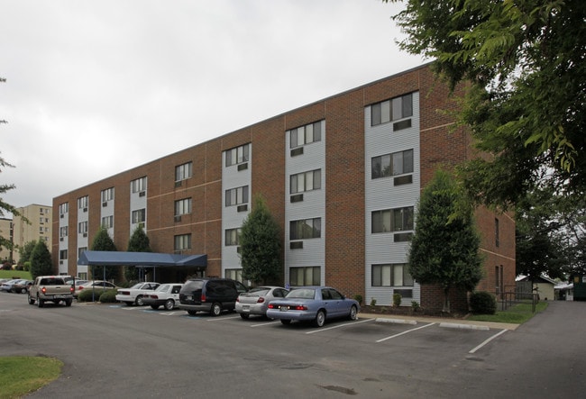 Crestwood Towers in Gallatin, TN - Building Photo - Building Photo