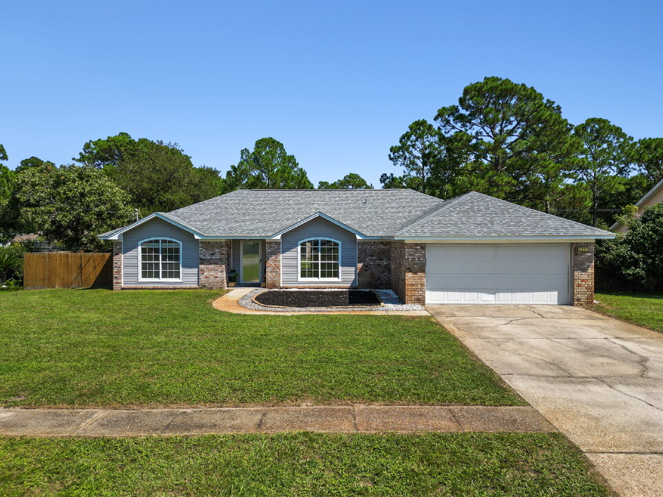 2357 Mary Anne Cir in Navarre, FL - Building Photo