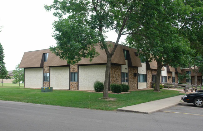 Oakwood Estates Apartments in Isanti, MN - Building Photo - Building Photo