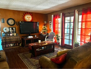 2 W Campus Ave. in Visalia, CA - Foto de edificio - Building Photo