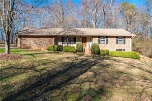 5825 Loire Dr in Cumming, GA - Building Photo