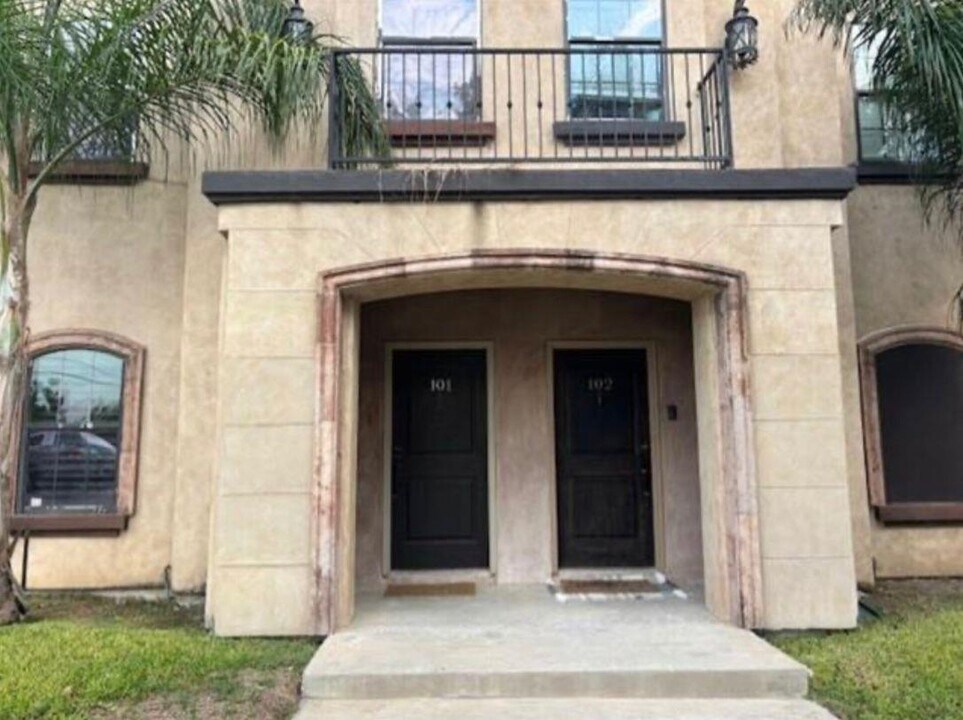 8216 Casa Verde Rd in Laredo, TX - Building Photo