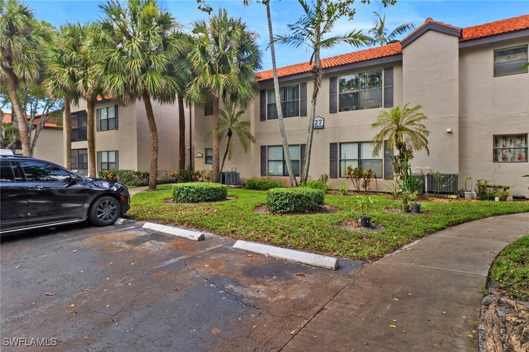 2130 Arbour Walk Cir in Naples, FL - Foto de edificio