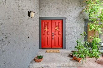 2400 La Solana Way in Las Vegas, NV - Building Photo - Building Photo