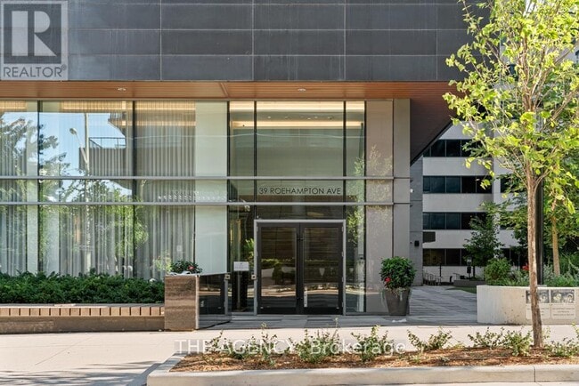39 Roehampton Ave in Toronto, ON - Building Photo - Building Photo