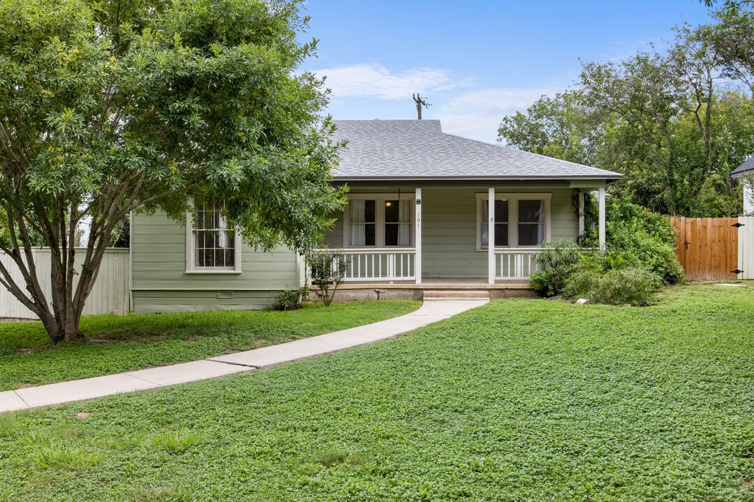 101 Charles Rd in San Antonio, TX - Foto de edificio