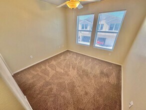 9326 Ruby Arrow Ct in Las Vegas, NV - Foto de edificio - Building Photo