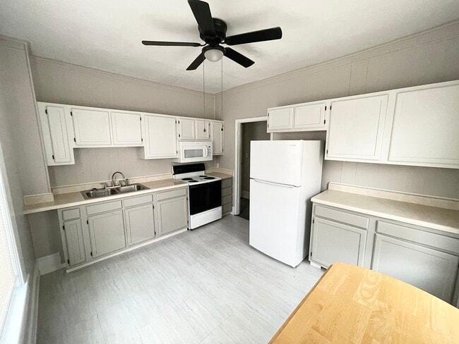 property at 112 N Mendenhall St