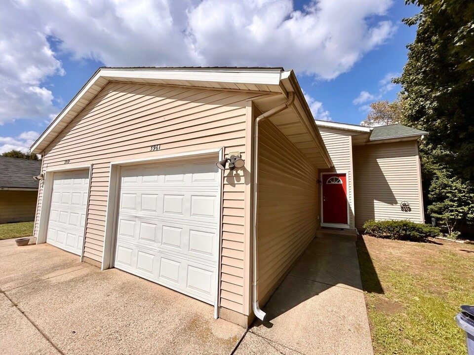 3961 Camelot Dr SE in Grand Rapids, MI - Building Photo