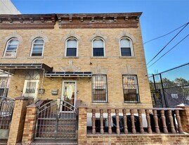 31-17 38th St in Queens, NY - Building Photo