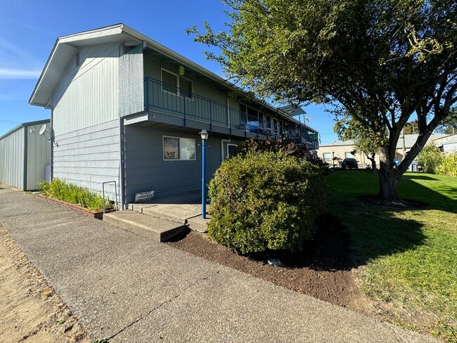 345 Moore St in Harrisburg, OR - Foto de edificio - Building Photo