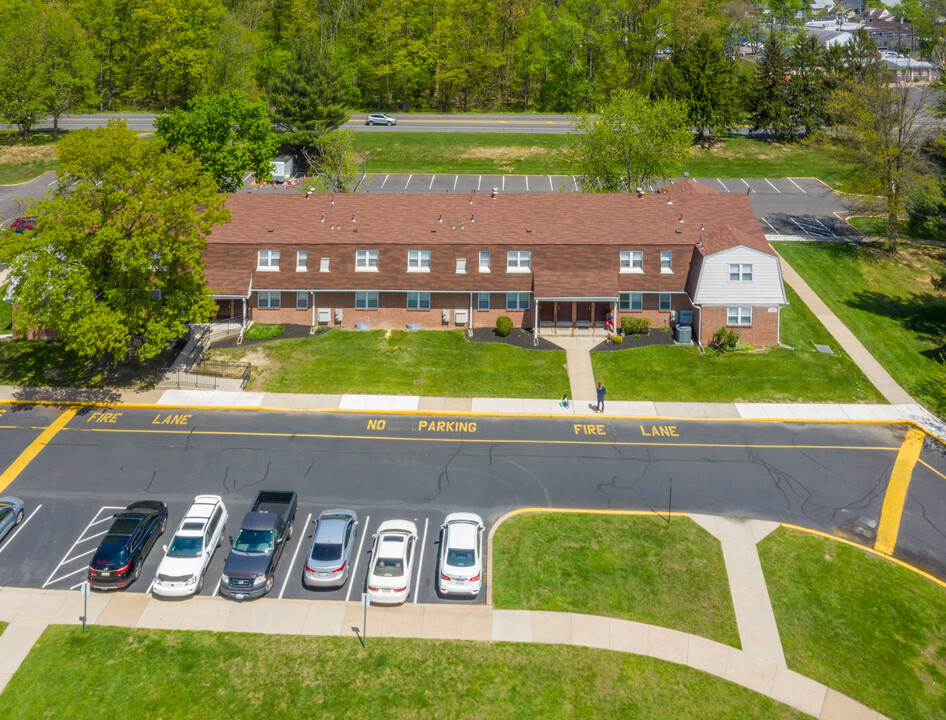 Foxwood Manor Apartments in Levittown, PA - Foto de edificio