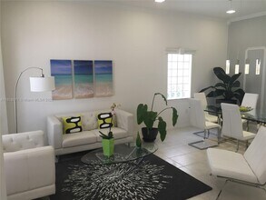 17048 NW 19th St in Pembroke Pines, FL - Foto de edificio - Building Photo