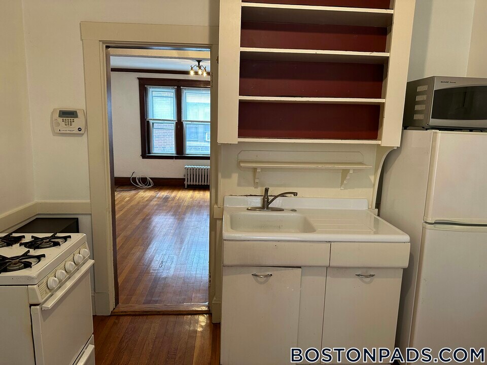 14 Lakeville Rd, Unit 11 in Boston, MA - Building Photo