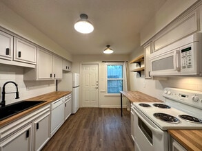 2300 Nacogdoches Rd in San Antonio, TX - Building Photo - Building Photo