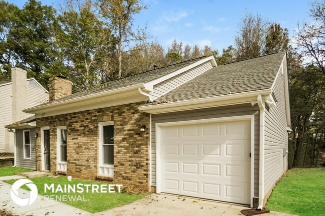 8217 Meadowdale Ln in Charlotte, NC - Building Photo - Building Photo