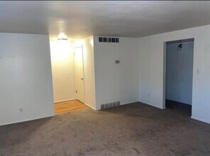 1637 Avalon Rd, Unit 4 in Layton, UT - Foto de edificio - Building Photo