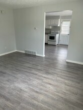 306 Pershing Ave NW, Unit 306 in Massillon, OH - Foto de edificio - Building Photo