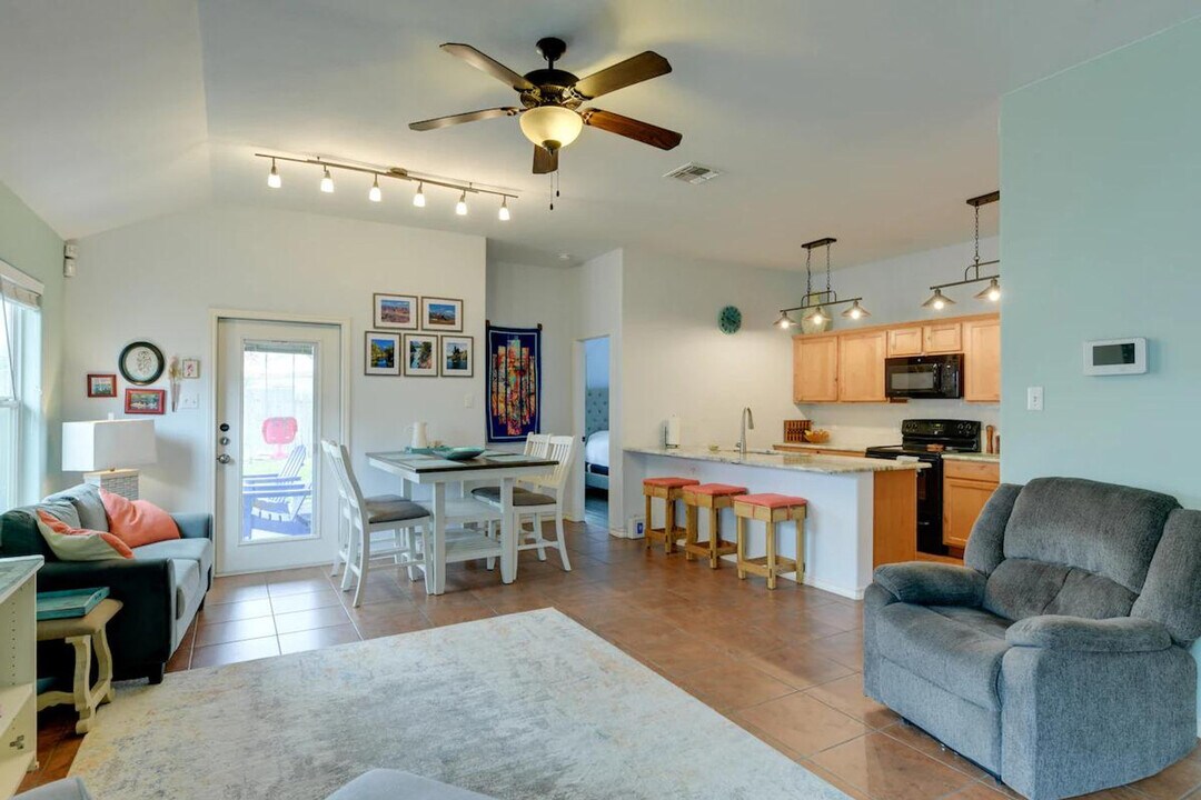 1509 Oak Harbor Dr in Corpus Christi, TX - Building Photo