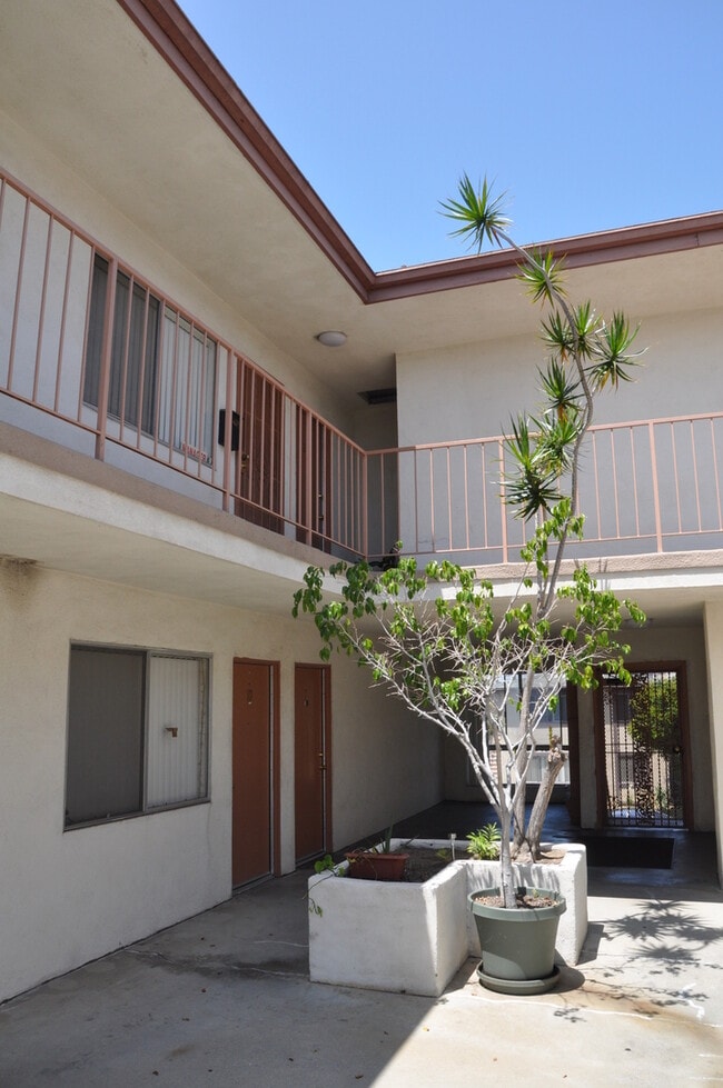 Pinnacle Acacia LLC in Hawthorne, CA - Building Photo - Building Photo