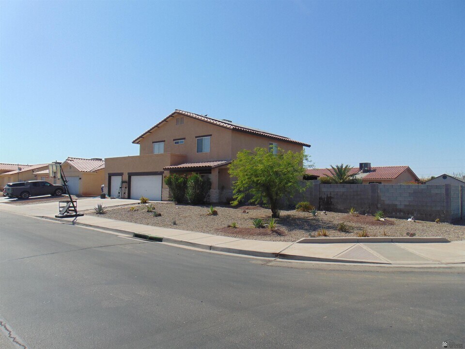 8713 E 24th Ln in Yuma, AZ - Building Photo