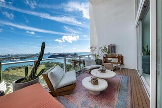 1040 Biscayne Blvd in Miami, FL - Building Photo - Building Photo