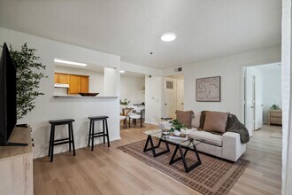 Tinker on Forty8 in Oklahoma City, OK - Foto de edificio - Building Photo