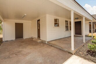 IMMEDIATE MOVE IN! Cute 2 Bedroom Home wi in College Station, TX - Building Photo - Building Photo