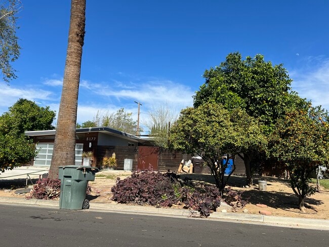 5177 Carlingford Ave in Riverside, CA - Foto de edificio - Building Photo