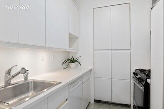 200 E 69th St-Unit -: 11 A in New York, NY - Building Photo - Building Photo