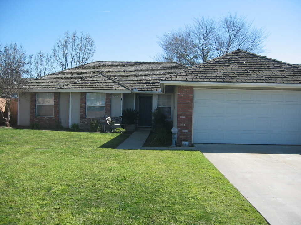 988 Centennial Ct in Tulare, CA - Building Photo