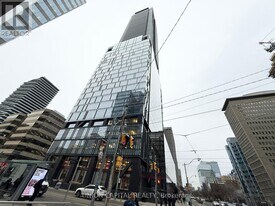 488 University Ave in Toronto, ON - Building Photo