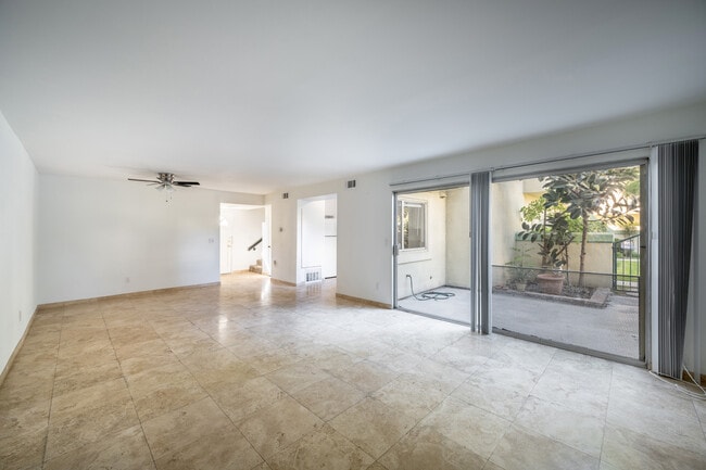 18504 Mayall St, Unit H in Northridge, CA - Foto de edificio - Building Photo