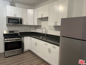 233 N Park View St in Los Angeles, CA - Building Photo - Building Photo